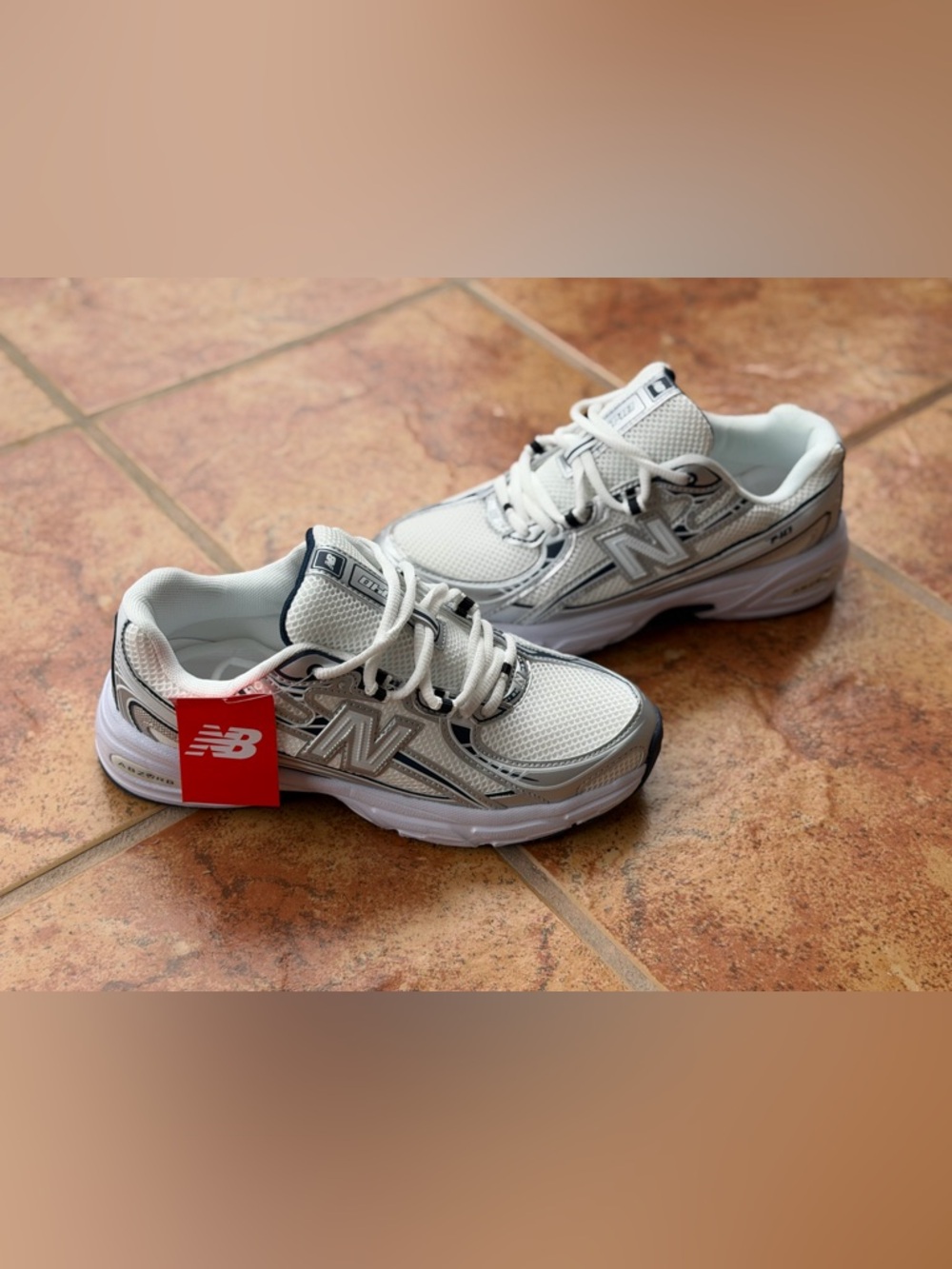 Size 7 Men’s And Women’s 8.5 - New Balance 740 White & Silver Athletic Sneakers